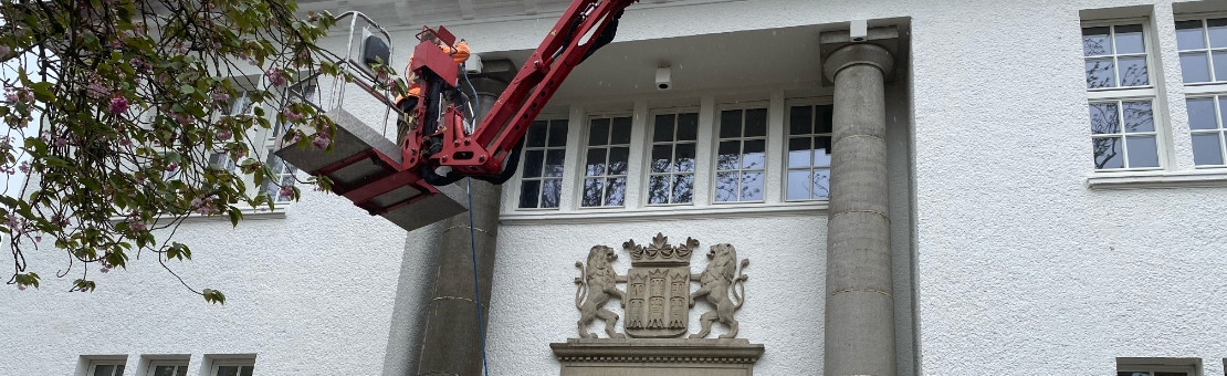Pro Dachreinigung reinigt auch Gebäuden die unter Denkmalschutz stehen. Wir reinigten in Lingen Dienstvilla Hans Kühn (Musikschule des Emslandes e.V.) alle materialen aus Sandstein, so wie in Hagen am T.W. ein ganzes Gebäude. Reinigung erfolgt in Zusammenarbeit mit dem Eigentümer des jeweiligen Denkmals, der ortsansässigen Denkmalbehörde sowie den involvierten Restauratoren. Fast immer ist die Reinigung Bestandteil der oder Voraussetzung für die Restaurierung eines Denkmals.
